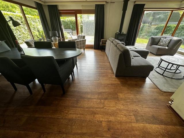Dubbele Chalet Op Recreatiepark Topparken Op De Veluwe In Beekbergen Met Grote Vrije Tuin En Eigen Parkeerplaats Екстериор снимка