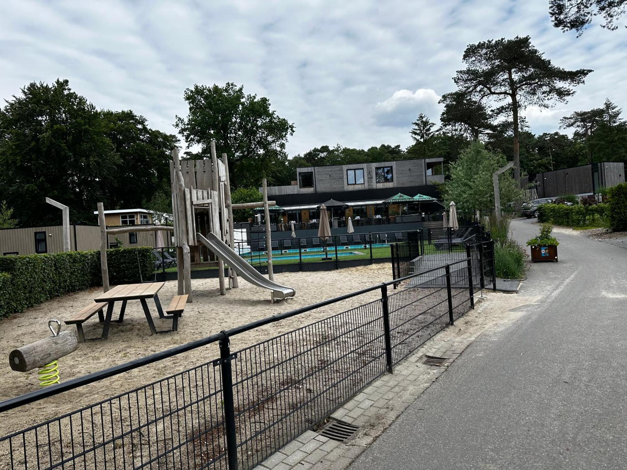 Dubbele Chalet Op Recreatiepark Topparken Op De Veluwe In Beekbergen Met Grote Vrije Tuin En Eigen Parkeerplaats Екстериор снимка